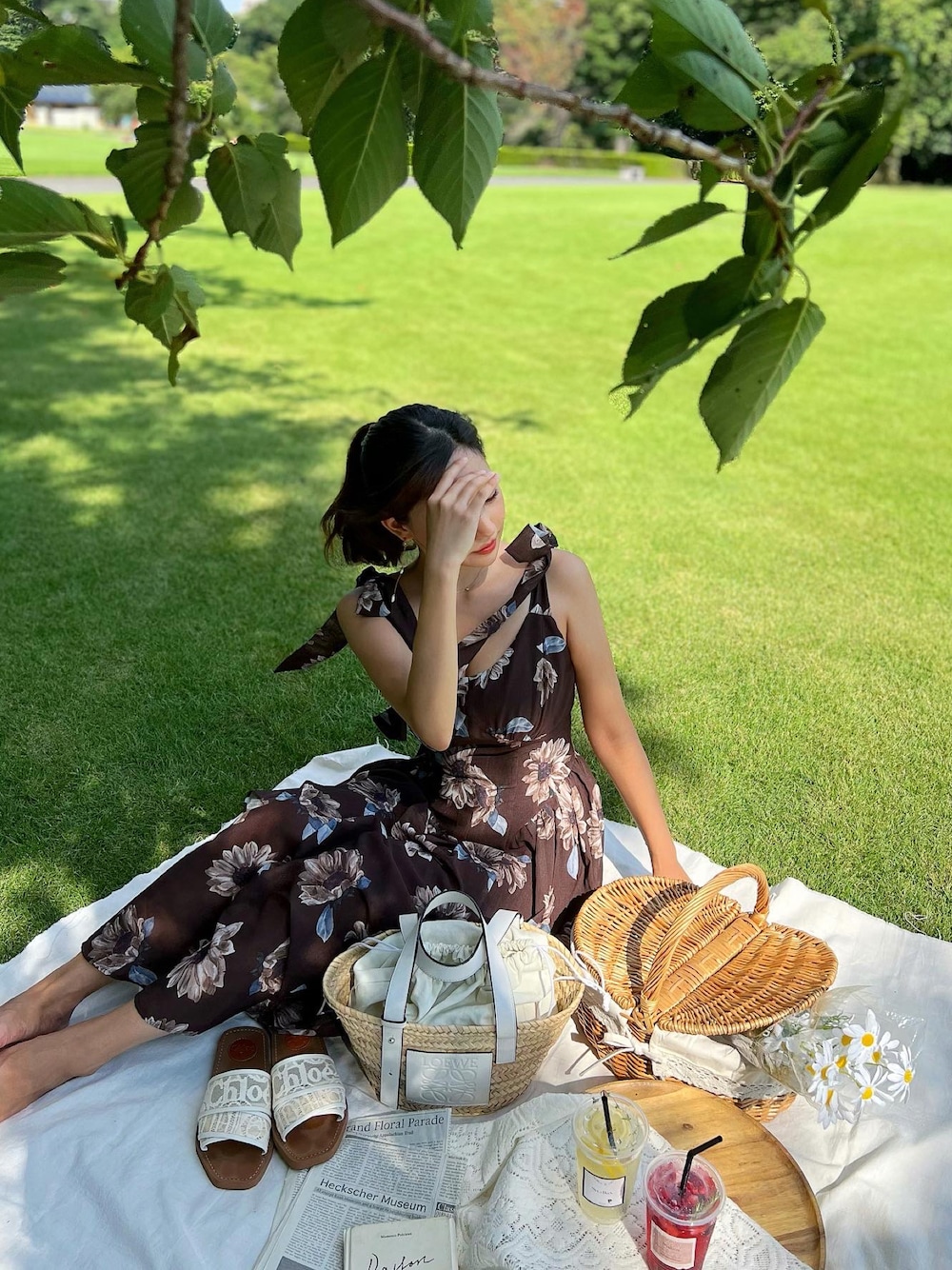「Herlipto、ワンピース、ピクニック、Chloe、LOEWE、かごバッグ、サンダル」｜「Her lip toのアイテム（ワンピース/ドレス、ブラウン系）」を使った、M.さん（レディース・169cm）の秋コーディネートの1枚目の写真