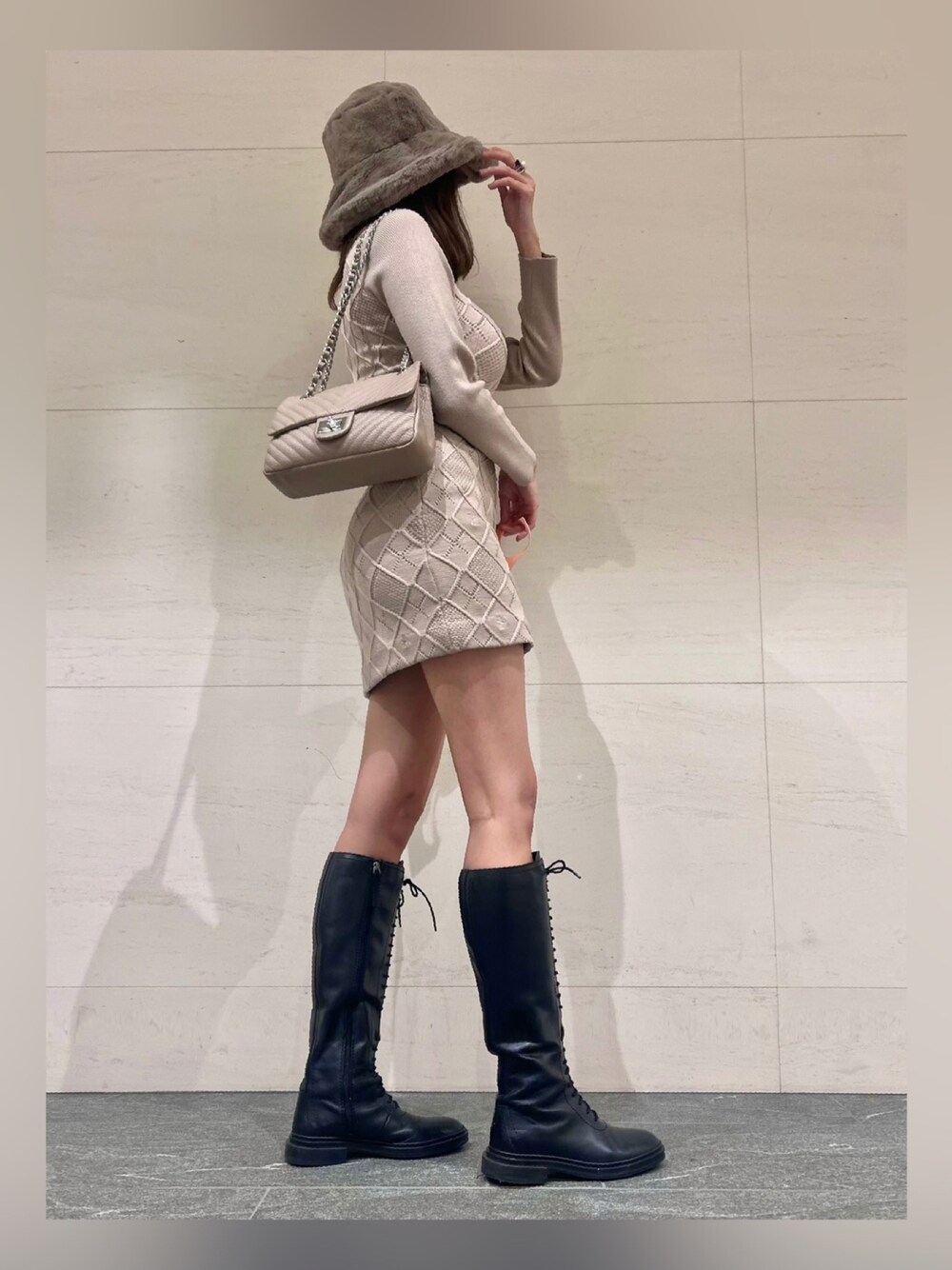 「秋冬コーデ、ニットワンピース、ロングブーツ、ZARA、ザラジョ、エイミーイストワール、eimy istoire、ファー小物、ファー帽子、バケットハット」｜「eimy istoireのエコファーバケットハット（ハット、その他）」を使った、M.さん（レディース・169cm）の冬コーディネートの1枚目の写真