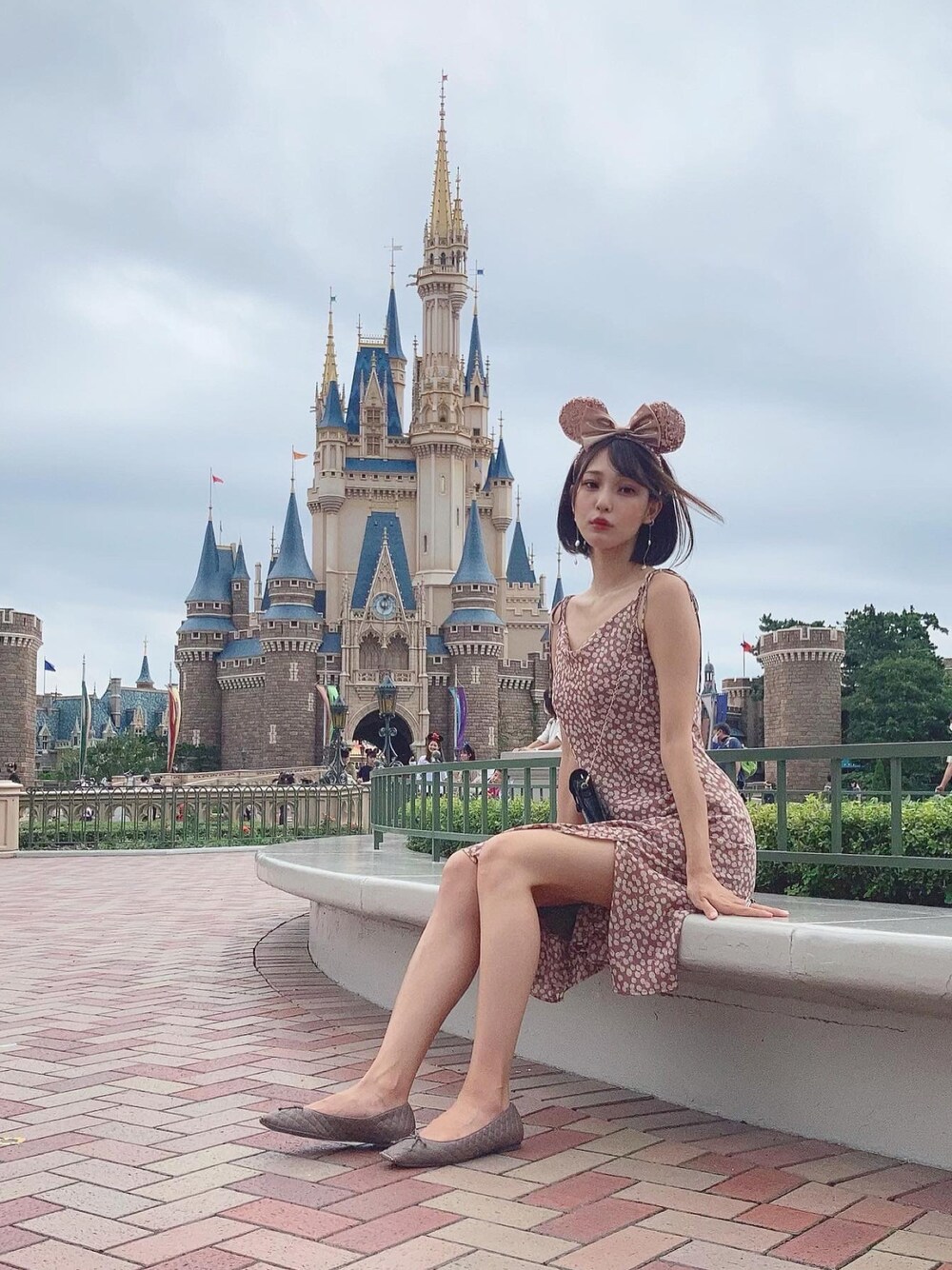 「ディズニー、ディズニーコーデ、ワンピース、キャミワンピ」｜「Her lip toのアイテム（ワンピース/ドレス、ピンク系）」を使った、M.さん（レディース・169cm）の夏コーディネートの1枚目の写真