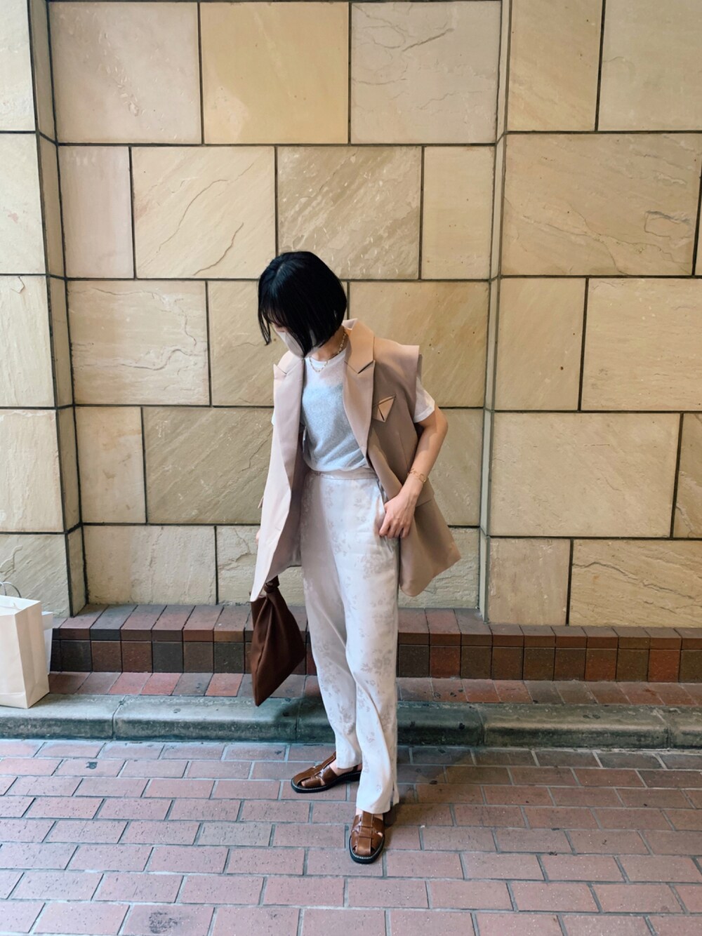 「お洒落さんとつながりたい、ワントーンコーデ、大人カジュアル、カジュアルコーデ、シンプルコーデ、夏コーデ、ベスト、ベージュ、ブラウン」｜「Linkのアイテム（シューズ、ブラウン系）」を使った、けいこさん（レディース・156cm）の夏コーディネートの1枚目の写真