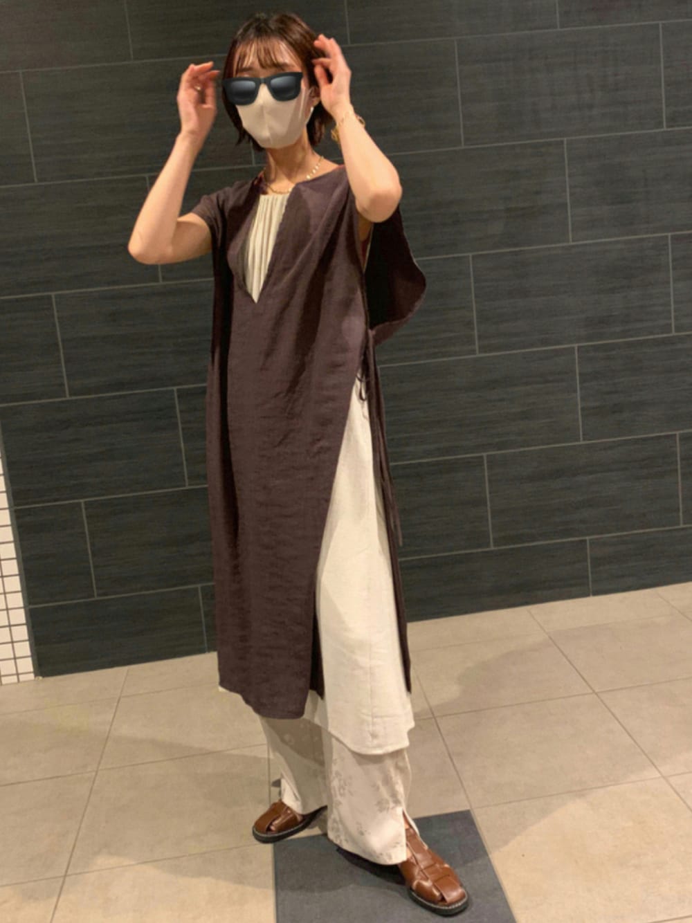 「夏コーデ、大人カジュアル、着回しコーデ、淡色コーデ、ワントーンコーデ、レイヤードスタイル、パンツスタイル、シンプル、サンダル、おしゃれさんと繋がりたい」｜「Linkのアイテム（シューズ、ブラウン系）」を使った、けいこさん（レディース・156cm）の夏コーディネートの1枚目の写真