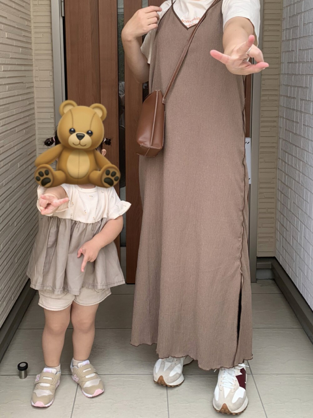 ホワイト系のTシャツ/カットソー、ブラウン系のワンピース、ブラウン系のショルダーバッグを着用したレディースの秋コーディネートの1枚目の写真