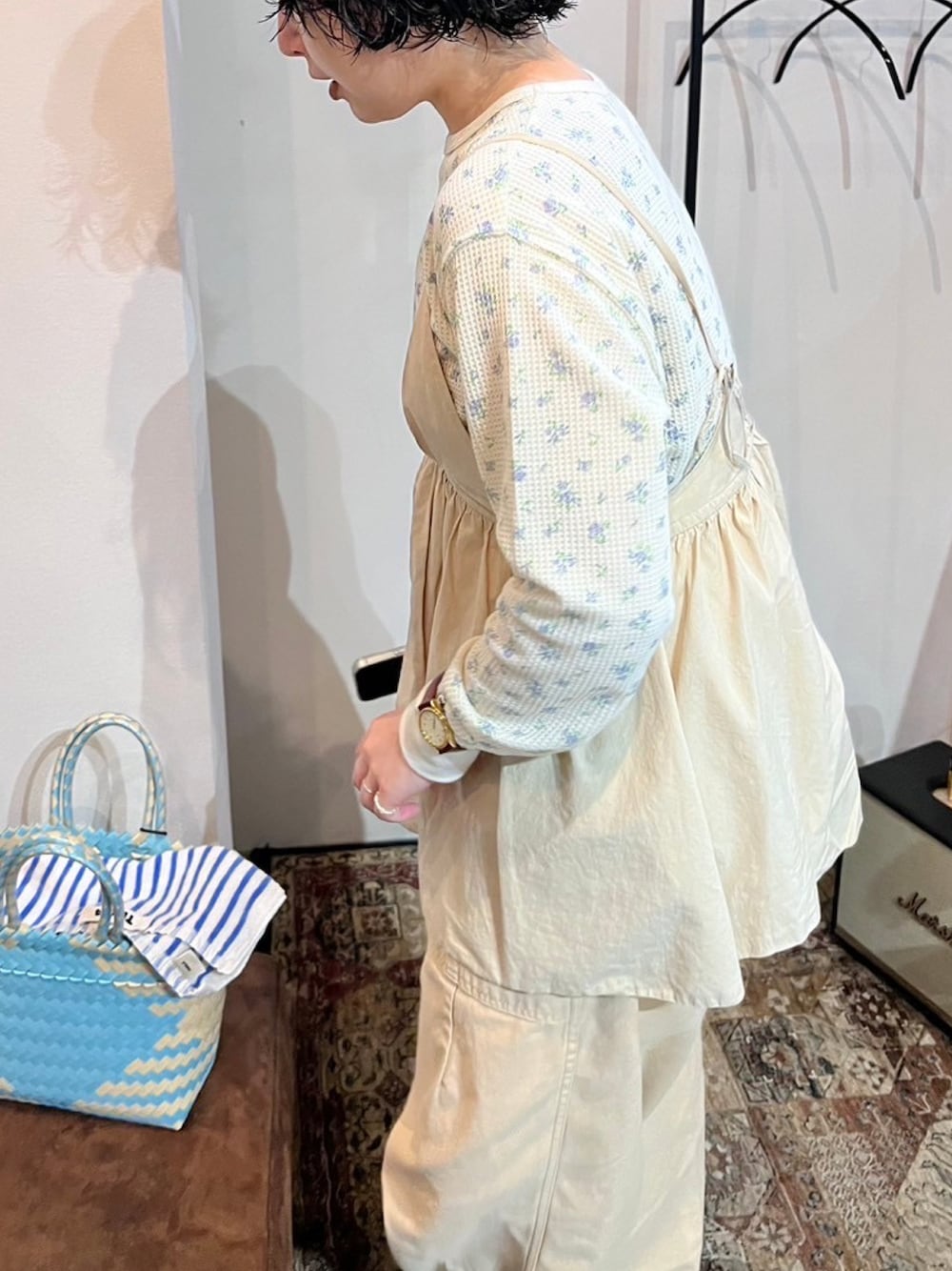 「大人かわいい、大人ガーリー、ゆるコーデ、ピクニック、かごバッグ、散歩、休日スタイル、ビスチェ、パンツスタイル、おでかけコーデ、おしゃ見えテクニック、夏」｜「unfilのアイテム（ベスト、ベージュ系）」を使った、KIMさん（レディース・160cm）の夏コーディネートの1枚目の写真