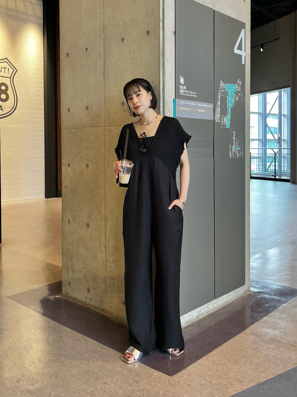 「サロペット、夏コーデ、モノトーン、大人カジュアル、Kastane」｜「Kastaneの【ZOZOTOWN限定】ギャザーオールインワン（つなぎ/オールインワン、ブラック系）」を使った、こなつさん（レディース・158cm）の夏コーディネートの1枚目の写真