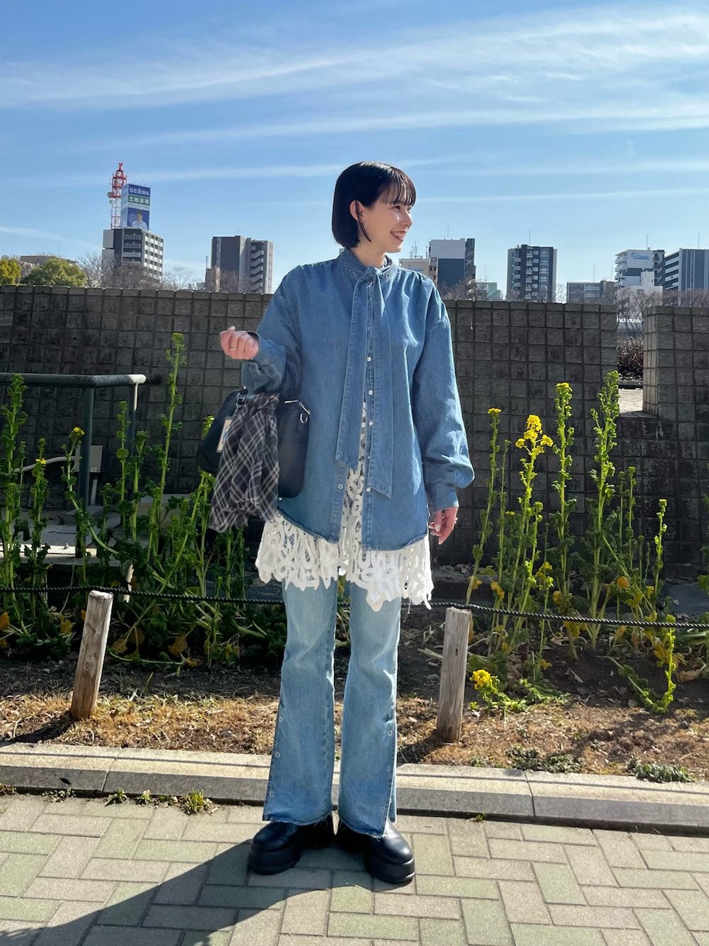 「デニム、セットアップ、レース、レイヤードスタイル、チュニック、デニムコーデ、Kastane」｜「Kastaneのバテンレースチュニック（チュニック、ホワイト系）」を使った、こなつさん（レディース・158cm）の春コーディネートの1枚目の写真