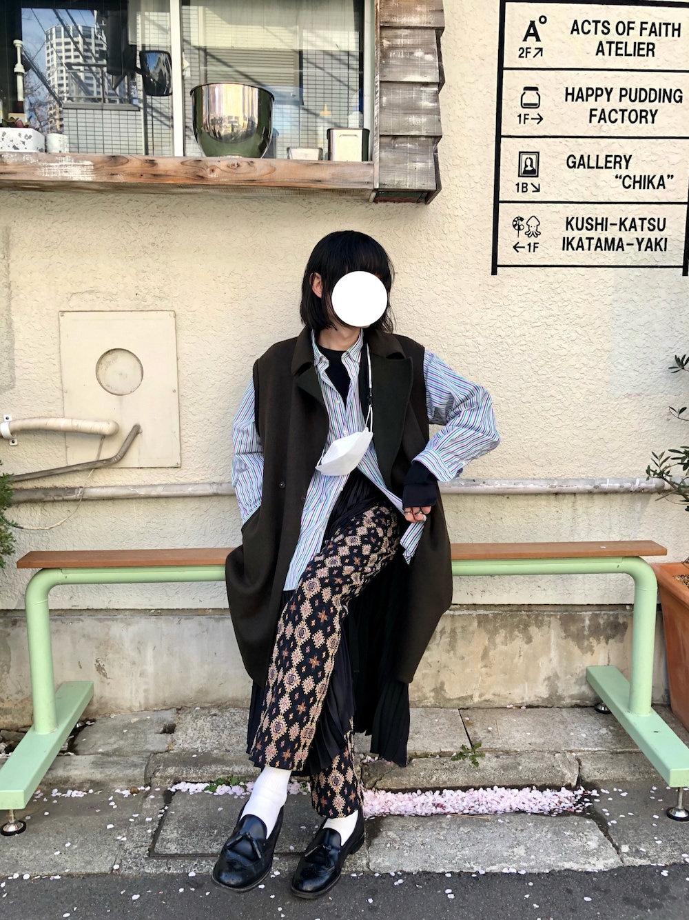 「ベスト、コート、ラップコート、シャツ、ストライプ、ストライプシャツ、柄パンツ、スカート、ラップスカート、プリーツスカート、ローファー、古着、リメイク」｜「niko and...のNメルトンムソウラップコート【niko and ...】（その他アウター、グリーン系）」を使った、諸葛亮さん（メンズ・179cm）の春コーディネートの1枚目の写真