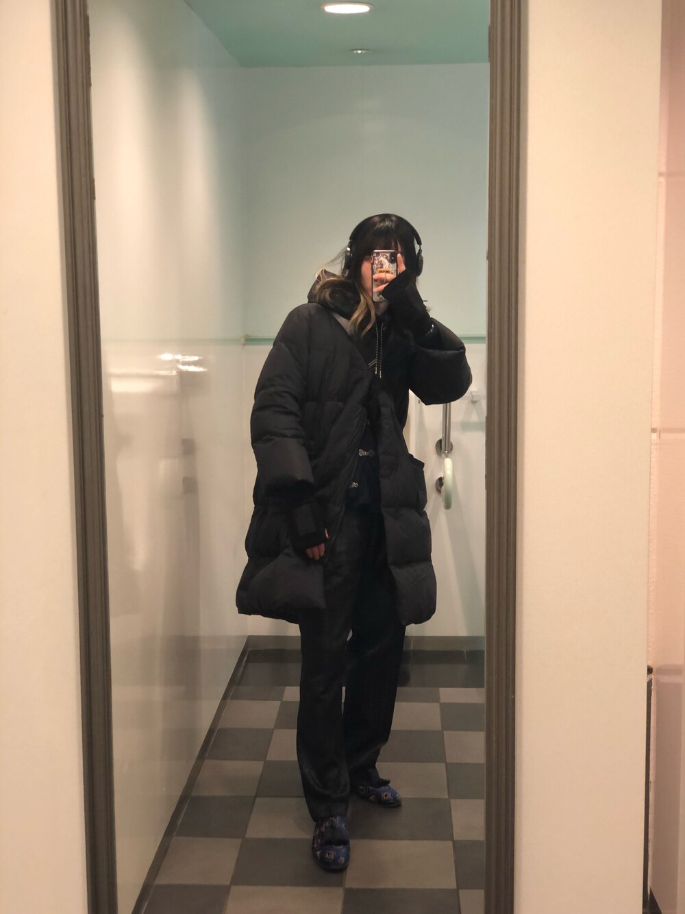 「ダウン、ダウンコート、ニット、カーディガン、タートルネック、スラックス、柄パンツ、ミュール、ベロア」｜「UNIQLOのアイテム（ダウンジャケット/コート、ブラック系）」を使った、諸葛亮さん（メンズ・179cm）の春コーディネートの1枚目の写真