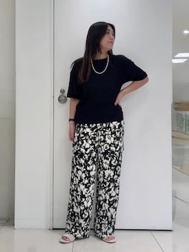 「UNTITLED（アンタイトル）のモザイクフラワープリントパンツ（その他パンツ、ブラック系）」を使った、のんさんさん（レディース）の夏コーディネート