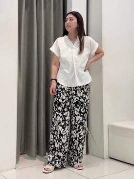 「UNTITLED（アンタイトル）のモザイクフラワープリントパンツ（その他パンツ、ブラック系）」を使った、のんさんさん（レディース）の夏コーディネート
