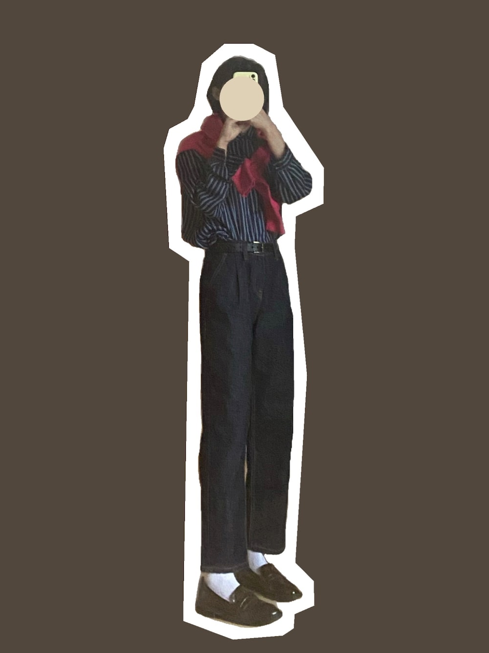 レッド系のアンサンブル、ブルー系のデニムパンツ、ブラウン系のシューズを着用したレディースの秋コーディネートの1枚目の写真