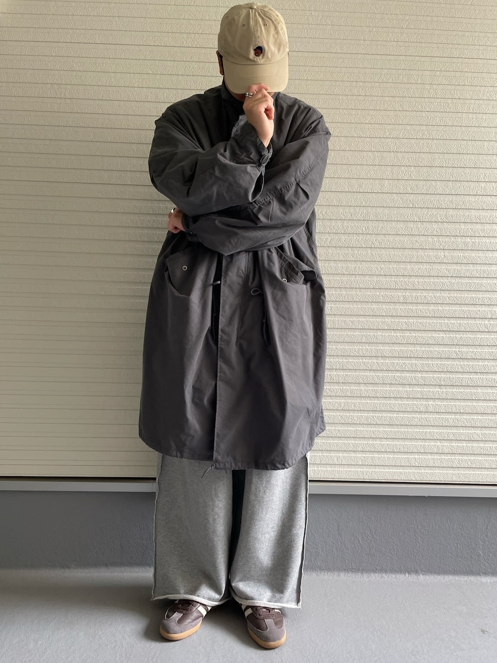 「冬コーデ、ロングコート、おしゃれさんと繋がりたい、休日スタイル、秋冬コーデ、モッズコート、samba、adidas、ラフ、SINSS」｜「JOURNAL STANDARDの【コート+ライナーの2点セット】65 フィッシュテール モッズコート（モッズコート、グレー系）」を使った、みつさん（メンズ・175cm）の冬コーディネートの1枚目の写真
