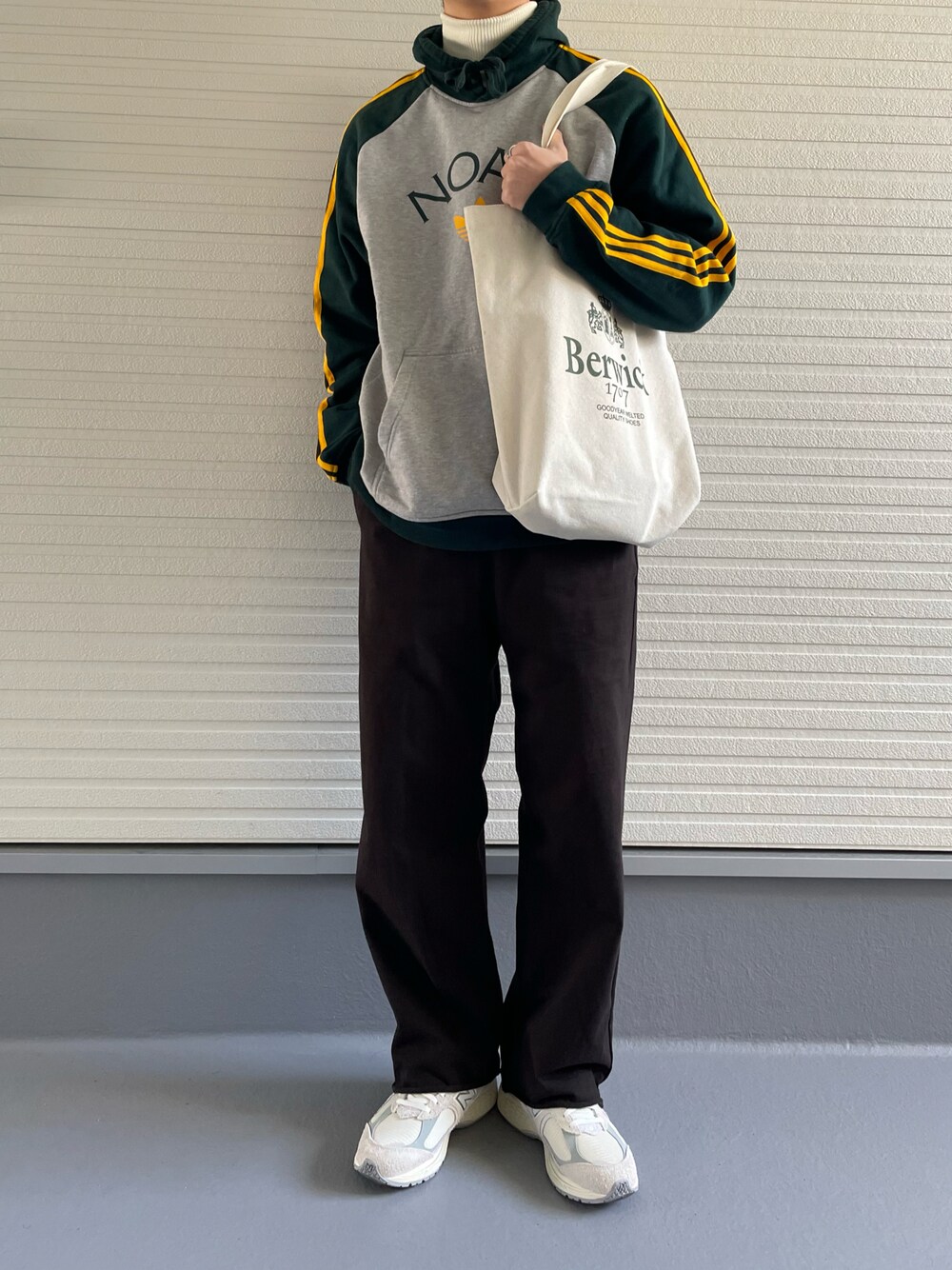 「春のおしゃ見えテクニック、春ファッション、休日スタイル、お洒落さんとつながりたい、シンプルコーデ、スニーカーコーデ、New Balance、adidas、ラフ、スウェットパンツ」｜「H　BEAUTY&YOUTH UNITED ARROWSのアイテム（スウェットパンツ、ブラウン系）」を使った、みつさん（メンズ・175cm）の春コーディネートの1枚目の写真