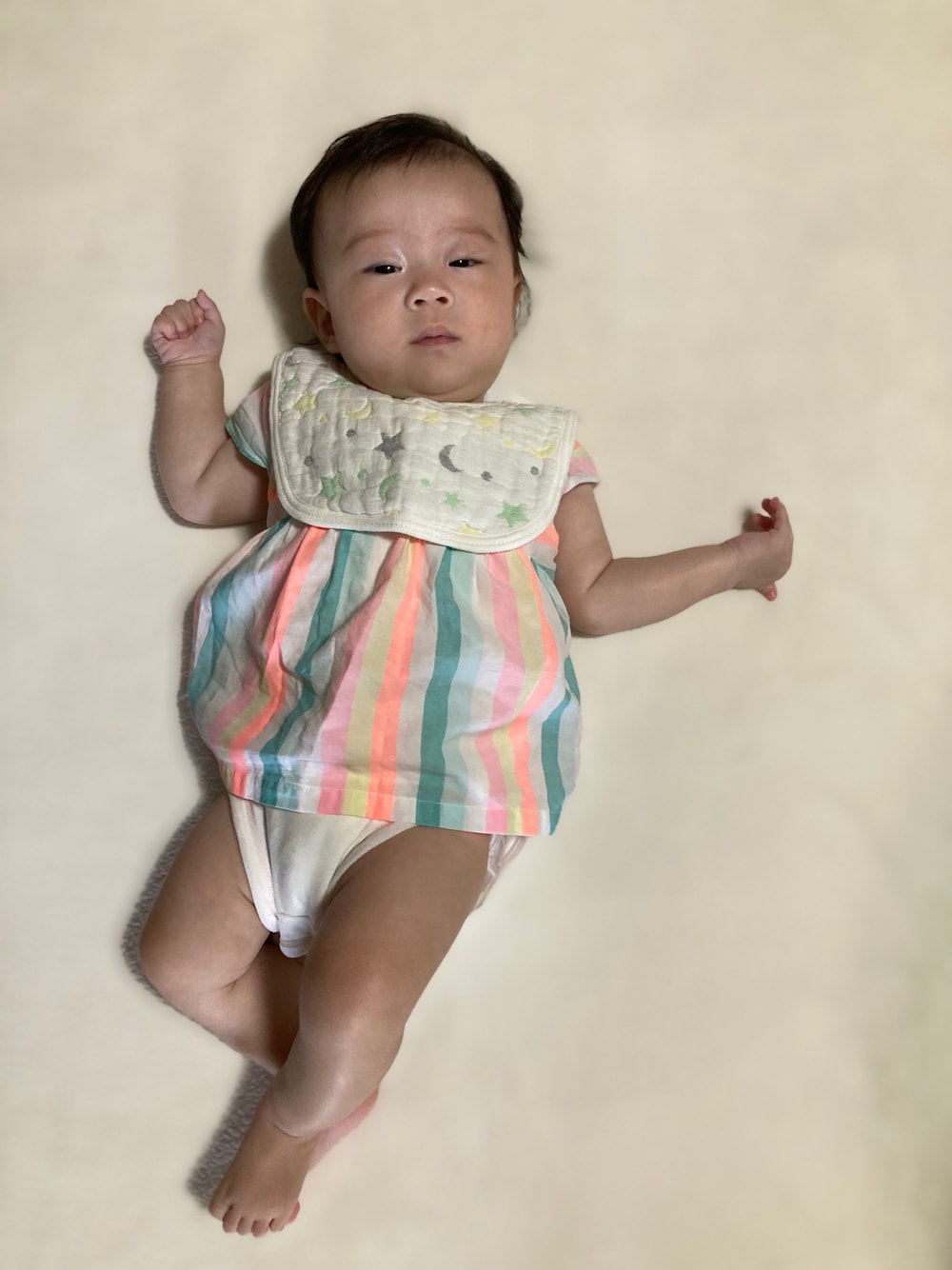 「女の子、おんなのこ、お出かけコーデ、4ヶ月、夏コーデ、アツいコーデ全部見せ、赤ちゃんコーデ」｜「Carter'sのアイテム（その他ベビーウェア、その他）」を使った、h_____kさん（キッズ・60cm）の秋コーディネートの1枚目の写真