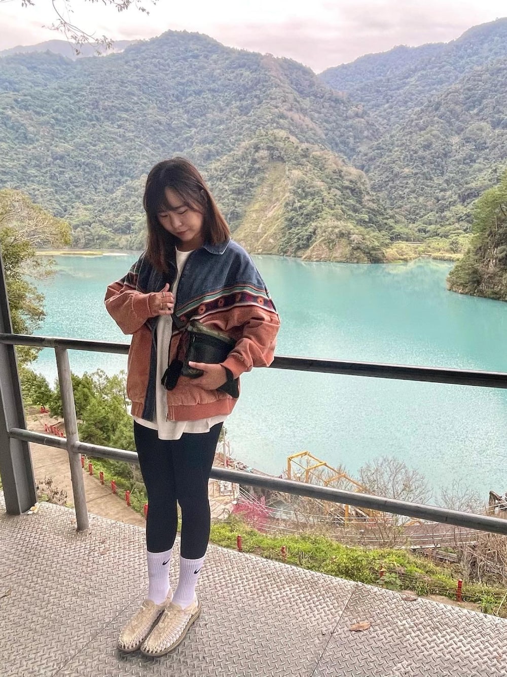 「ootd、登山、健行」｜「mjfreshgangのアイテム（ショルダーバッグ、グリーン系）」を使った、Abby🇹🇼さん（レディース・163cm）の冬コーディネートの1枚目の写真