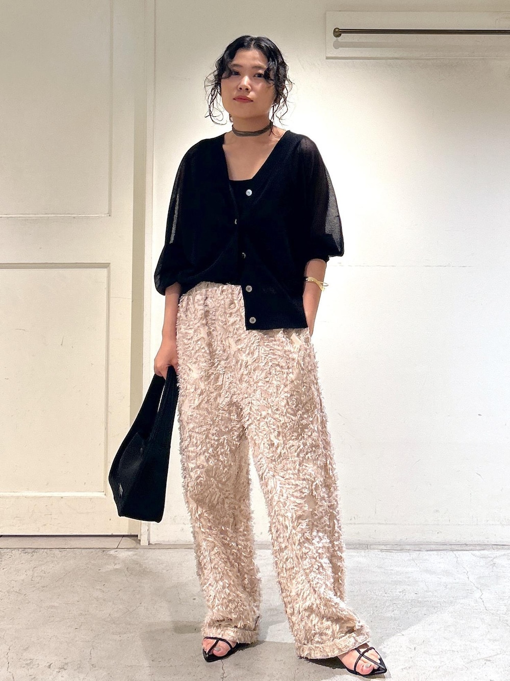 「シアー、夏の快適ボトム、カーディガン、ブラック、デザインボトム、ハンドバッグ、クラッチバッグ、長袖、Vネック、ワイド、総柄、サンダル、ヒール、ローヒール、サロンアダムエロペ」｜「SALON adam et rope'のジャガードワンハンドルバッグ（ハンドバッグ、ブラック系）」を使った、tomoさん（レディース・152cm）の夏コーディネートの1枚目の写真