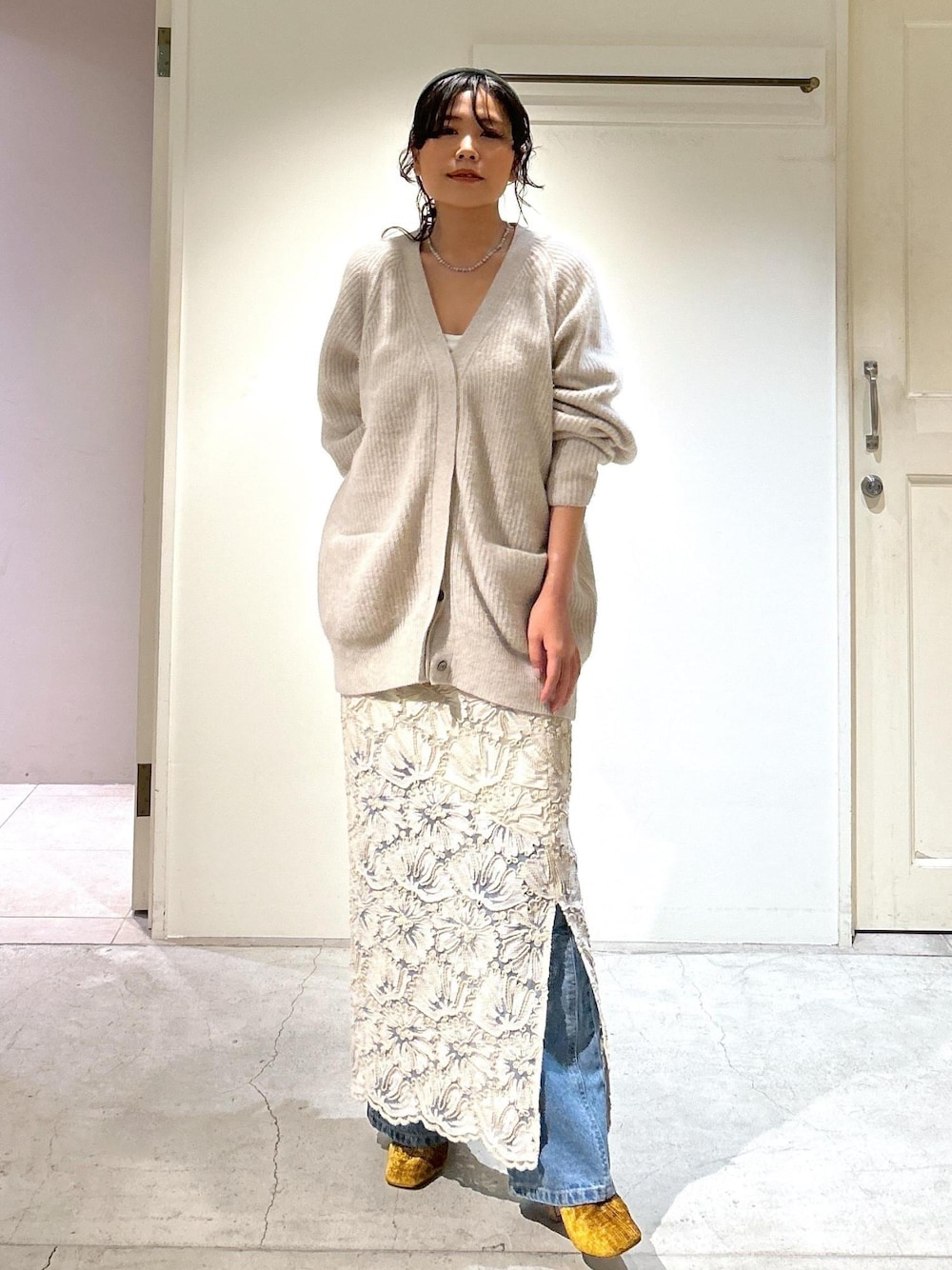 「Wcardigan_pickup、初春コーデ、春コーデ、冬コーデ、デートコーデ、お出かけコーデ、旅行コーデ、女子会コーデ、セットアップ、レイヤード、スカートスタイル、体型カバー、ワントーンコーデ、フェミニンコーデ、きれいめコーデ」｜「SALON adam et rope'のフォックスウール片畦Vネックニットカーディガン（カーディガン/ボレロ、ホワイト系）」を使った、tomoさん（レディース・152cm）の冬コーディネートの1枚目の写真