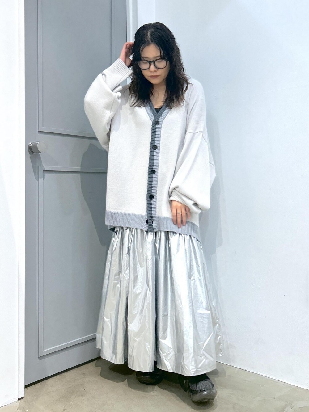「春、ユニセックス、低身長、オーバーサイズ、ホワイト、グレー、ニット、カーディガン、JUNRed、モード、ストリート」｜「re_k by JUNREDのre_k by JUNRED / カラースキームラインオーバーカーディガン（カーディガン/ボレロ、グレー系）」を使った、tomoさん（レディース・152cm）の冬コーディネートの1枚目の写真