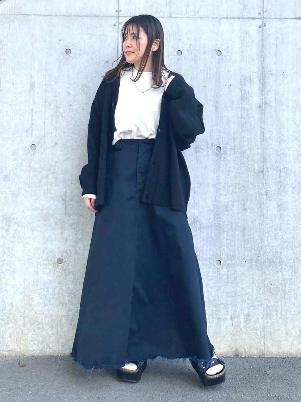 「カジュアルコーデ、オトナカジュアル、秋のコーデ、秋冬コーデ、ブラック、大人コーデ、シンプル、ジュンレッド(JUNRed)、Junred、カーディガン、オーバーサイズ、メンズライク、シルバーアクセサリー、ロングスカート」｜「JUNREDのポイントチェーンショートネックレス（ネックレス、シルバー系）」を使った、tomoさん（レディース・152cm）の秋コーディネートの1枚目の写真