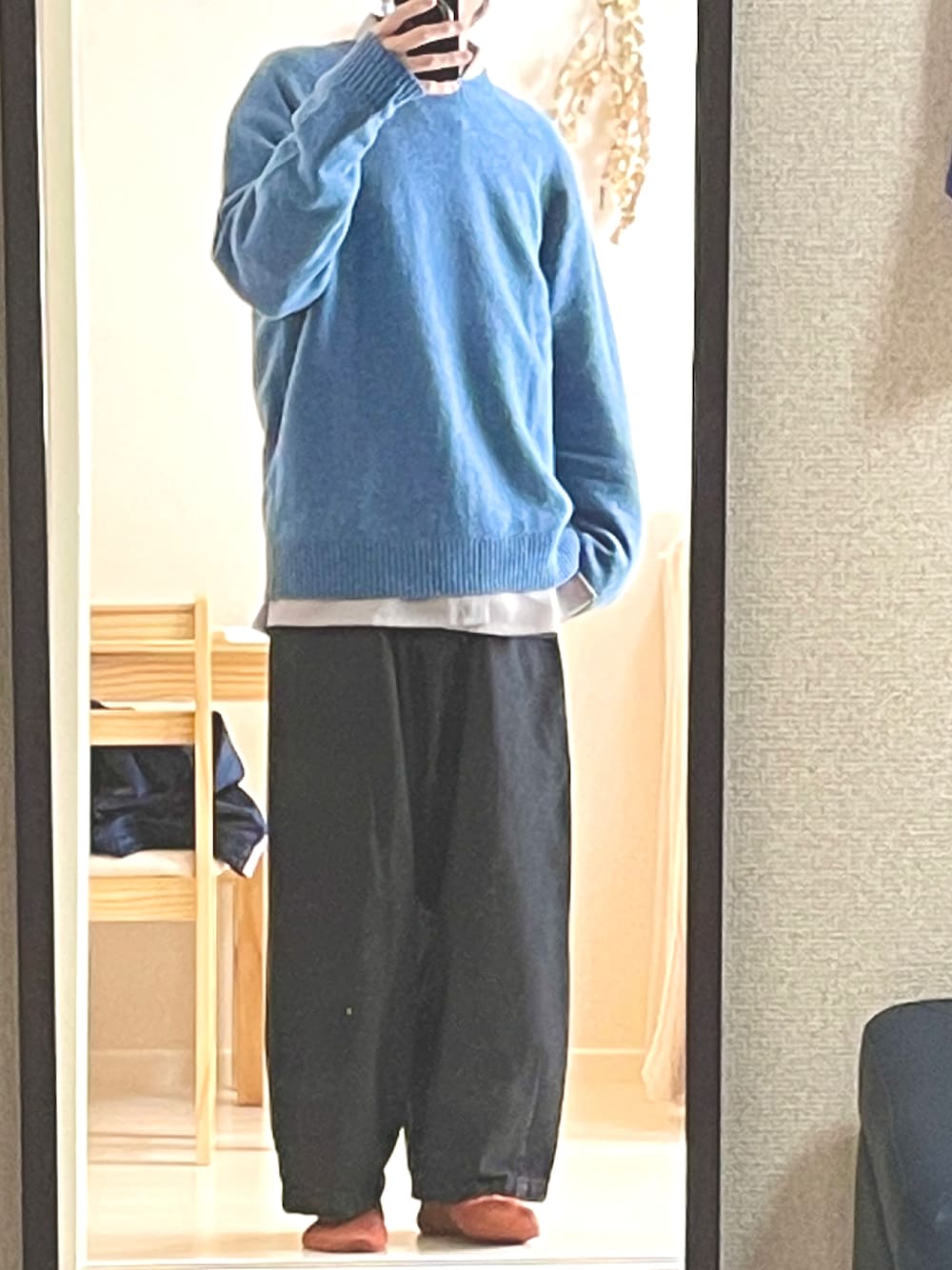 ブルー系のニット/セーター、グレー系のシャツ/ブラウス、ブラック系のデニムパンツを着用したメンズの秋コーディネートの1枚目の写真