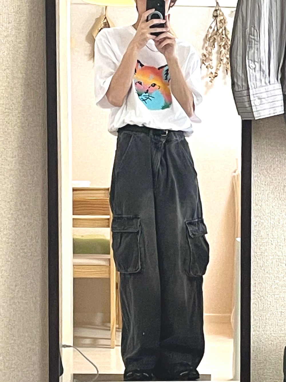 「休日スタイル、カジュアルコーデ、白Tシャツ、スニーカーコーデ、ワイドデニム、ロゴT、ホワイト、グレー、ブラック、アツいコーデ全部見せ」｜「CIAOPANIC TYPYの【UNISEX】ワイドデニムカーゴパンツ（カーゴパンツ、ブラック系）」を使った、sabaさん（メンズ・168cm）の夏コーディネートの1枚目の写真