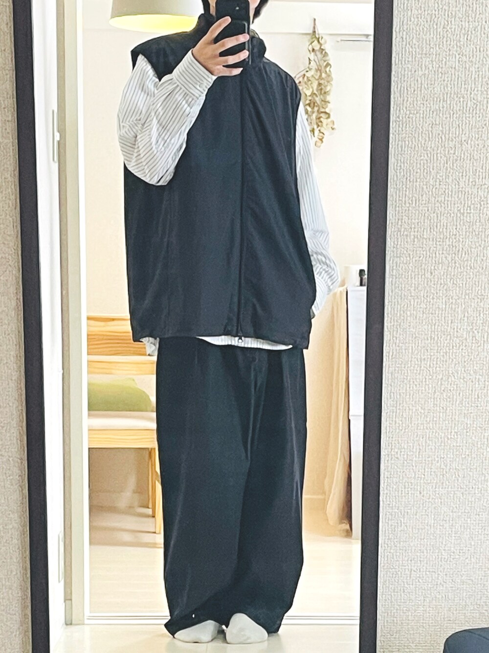 ブラック系のベスト、ブラック系のデニムパンツ、グレー系のシャツ/ブラウスを着用したメンズの秋コーディネートの1枚目の写真