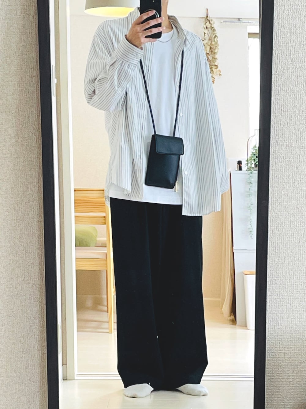「秋服まるっと大公開、秋服準備はじめました、秋コーデ、きれいめカジュアル、シンプル、ストライプ、ストライプシャツ、スラックス、ショルダーバッグ、白Tシャツ、ホワイト、ブラック、モノトーン」｜「WYM LIDNMの【WYM LIDNM】TENCEL STRIPE WIDE SHIRT（シャツ/ブラウス、グレー系）」を使った、sabaさん（メンズ・168cm）の秋コーディネートの1枚目の写真
