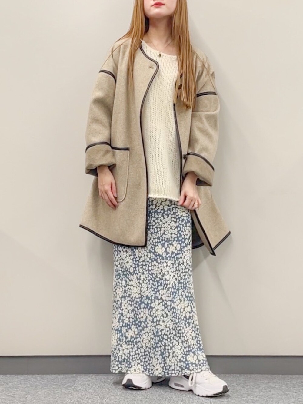 「クリスマスに着たい服、オトナカジュアル、冬コーデ、オトナ女子、パイピングコート、ベージュコーデ、あわいろコーデ、淡色コーデ、EDIT.FOR LULU、プチフラコーデ」｜「tiptopの2020AW パイピングコート（その他アウター、ベージュ系）」を使った、kさん（レディース・150cm）の冬コーディネートの1枚目の写真