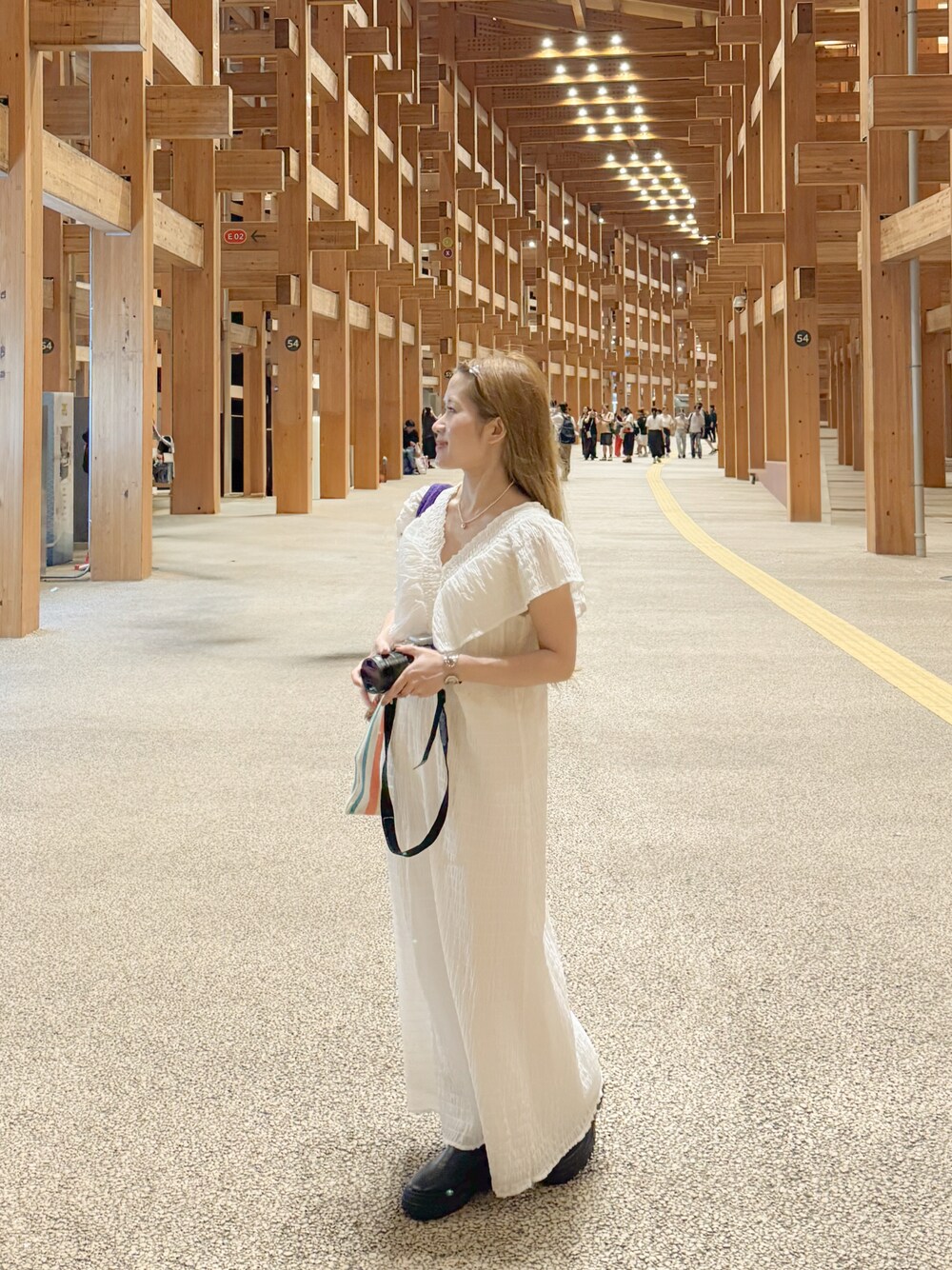 ホワイト系のワンピース、ブラック系のブーツを着用したレディースの秋コーディネートの1枚目の写真