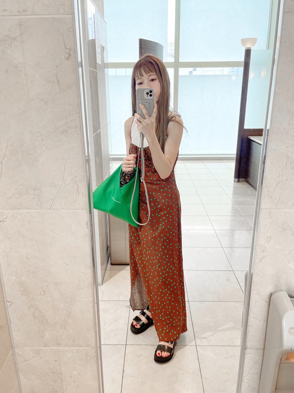 ZARAのワンピース/ドレス（ブラウン系）を使った「キャミワンピ」の