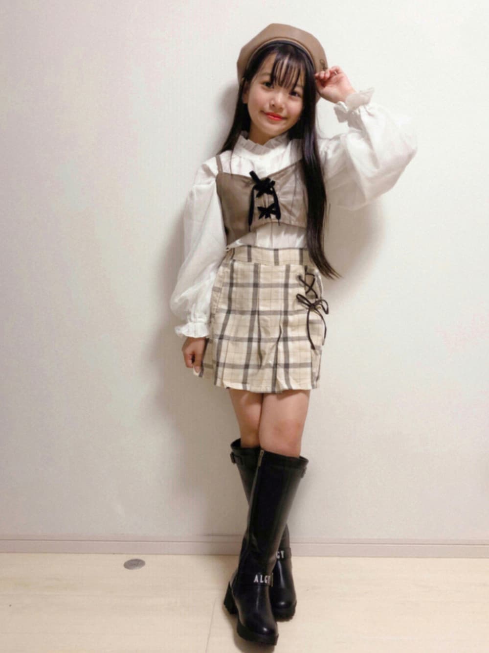 「チェック、ブーツ、レザー、ベレー帽、ベージュ、レイヤードスタイル、ビスチェ、タックイン、休日コーデ、キュロット、シャツコーデ、秋コーデ、ALGY、韓国風コーデ、ボリューム袖」｜「algyの合皮レースアップチェックラップキュロット（その他パンツ、ベージュ系）」を使った、ERENAさん（キッズ・132cm）の秋コーディネートの1枚目の写真