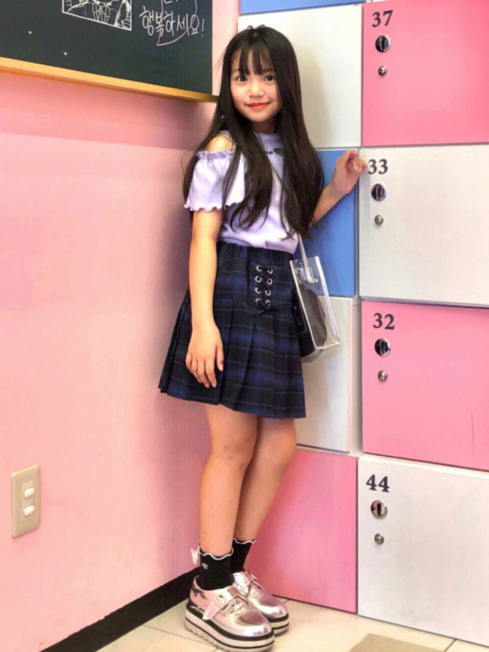 「チェック、スカート、ガーリー、休日スタイル、夏コーデ、お散歩コーデ、韓国ファッション、ALGY、JENNI love、プリーツスカート」｜「algyのチュールくり抜きオフショルT（Tシャツ/カットソー、パープル系）」を使った、ERENAさん（キッズ・129cm）の夏コーディネートの1枚目の写真