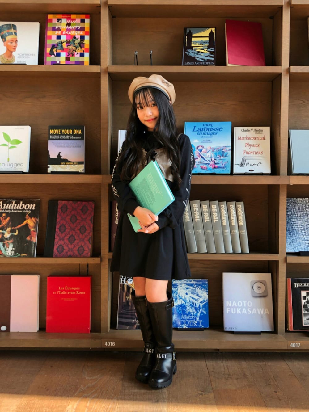 「ワンピース、ブーツ、レザー、ベレー帽、レイヤードスタイル、ビスチェ、休日スタイル、ブラウン、女の子、小学生コーデ、秋コーデ、キッズファッション、ALGY、秋トレンド2021、algy秋コーデ」｜「algyのハートバックルベレー（ハンチング/ベレー帽、ベージュ系）」を使った、ERENAさん（キッズ・132cm）の秋コーディネートの1枚目の写真