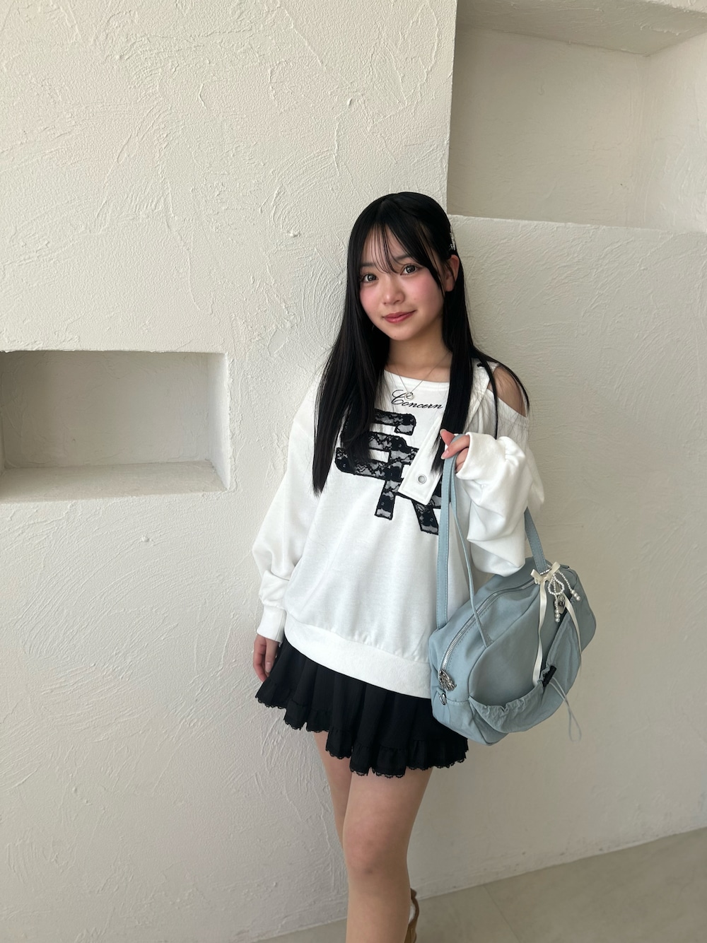「春コーデ、プチプラ、スウェット、スカート、肩見せ、中学生、中学生コーデ、JCコーデ、JC1、ガーリー、カジュアル、韓国ファッション、オフショル」｜「shritaのワンショルロゴトレーナー【低身長さん向けSサイズ展開あり】（スウェット、ホワイト系）」を使った、ERENAさん（キッズ・150cm）の冬コーディネートの1枚目の写真