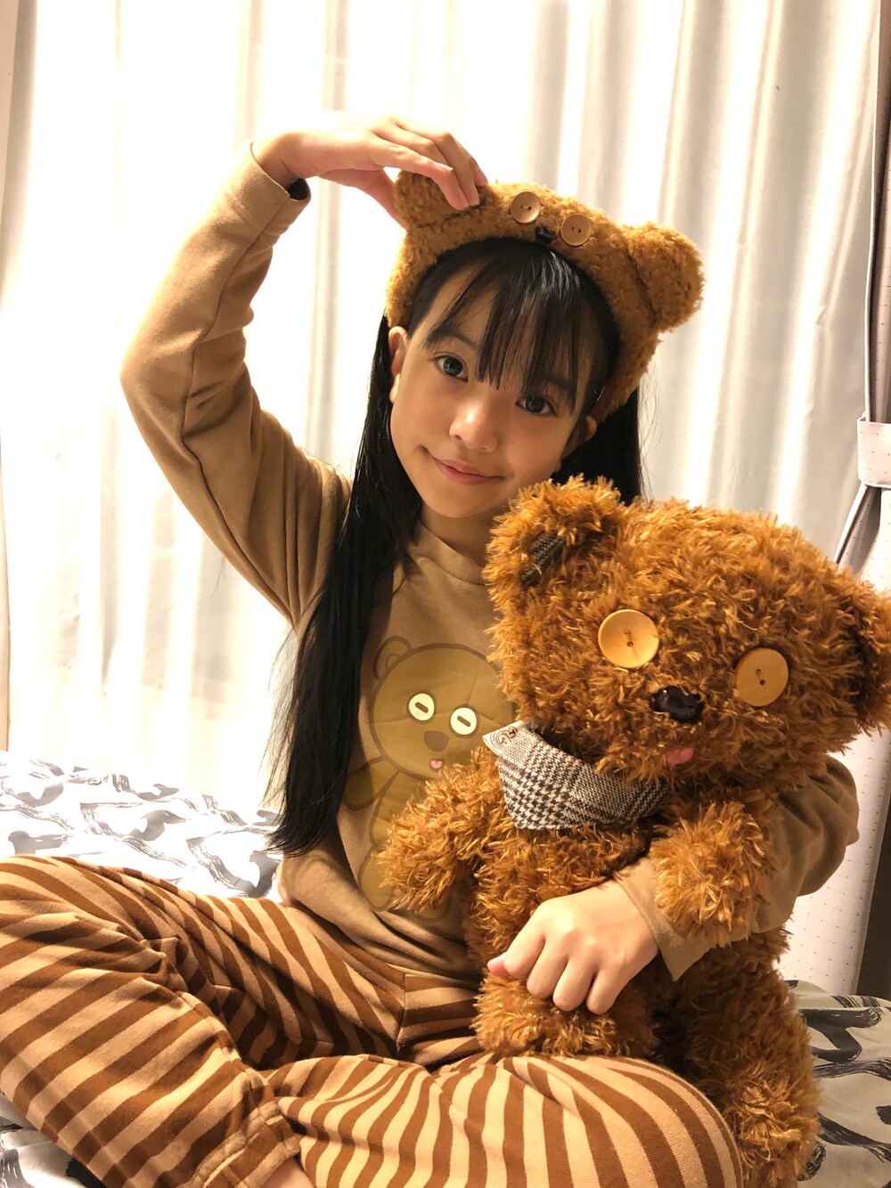 「プチプラコーデ、休日スタイル、ティムコーデ、秋コーデ、スウェット、パジャマ、キッズコーデ、ブラウンコーデ、ボーダー、GU、ティム、カチューシャ、セットアップ、ブラウン、ロゴスウェット」｜「GUのアイテム（ルームウェア/パジャマ、ブラウン系）」を使った、ERENAさん（キッズ・132cm）の秋コーディネートの1枚目の写真