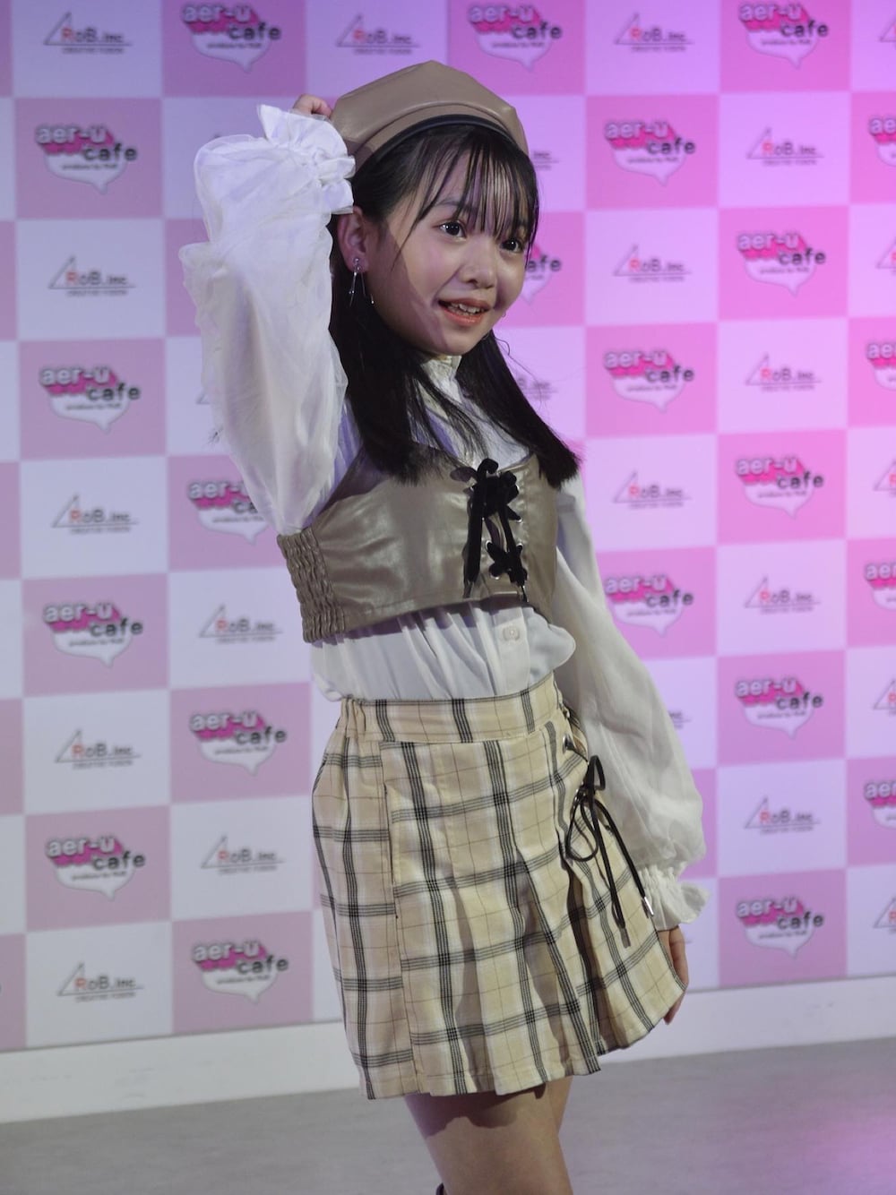 ベージュ系のその他パンツ、ホワイト系のシャツ/ブラウス、ブラック系のワンピースを着用したキッズの冬コーディネートの1枚目の写真