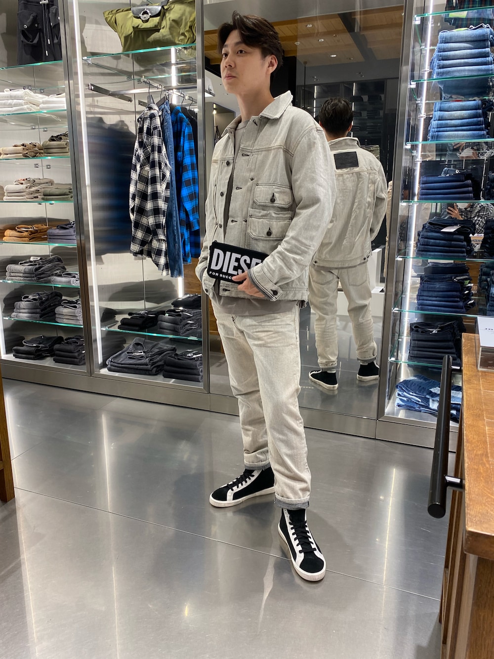 「ラゾーナ川崎、ディーゼル(DIESEL)」｜「DIESELのアイテム（ジャケット/アウター、ホワイト系）」を使った、カドヤンさん（メンズ・177cm）の夏コーディネートの1枚目の写真