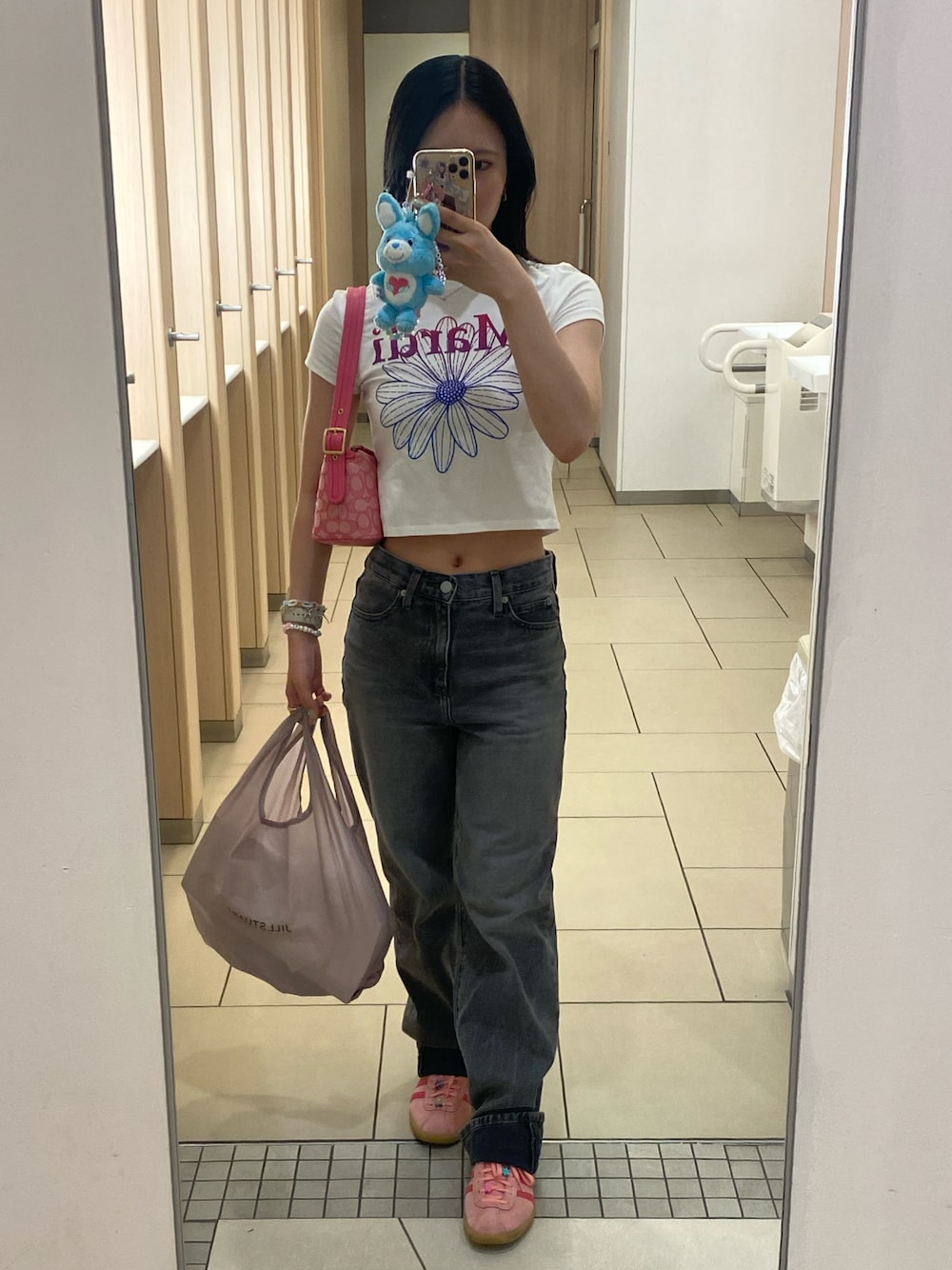 「ローライズ、ワイドデニム、ワイドパンツ、チビT、スニーカーコーデ」｜「Mardi Mercrediのアイテム（Tシャツ/カットソー、ホワイト系）」を使った、KRNさん（レディース・155cm）の夏コーディネートの1枚目の写真