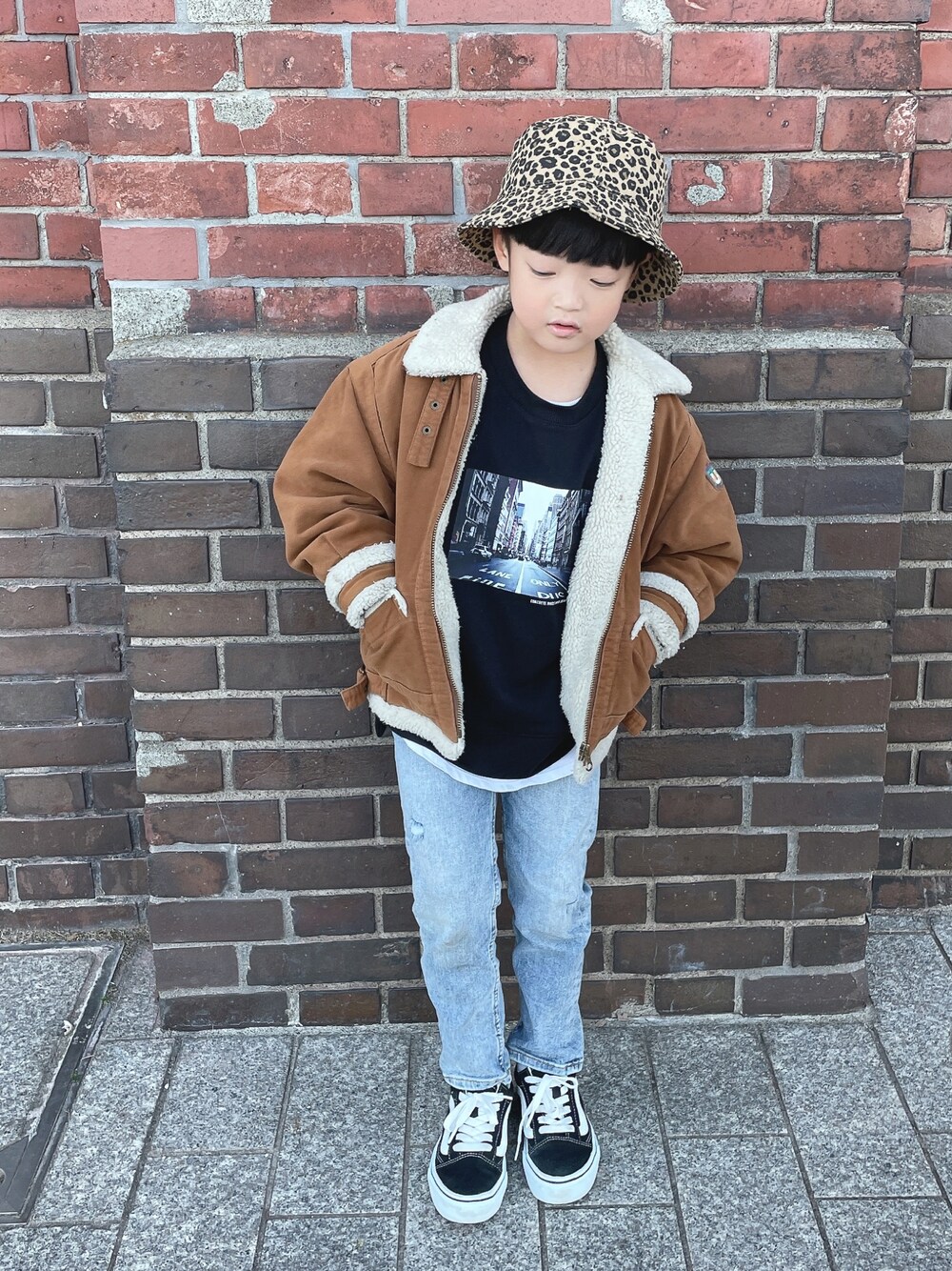 「キッズコーデ、ビッグシルエット、ムートンジャケット、古着MIX、スウェット、スキニーデニム、ストリート、バケットハット、レオパード、VANS」｜「CIAOPANIC TYPYの【KIDS】レオパードバケットハット（ハット、ブラウン系）」を使った、kotaroさん（キッズ・110cm）の冬コーディネートの1枚目の写真