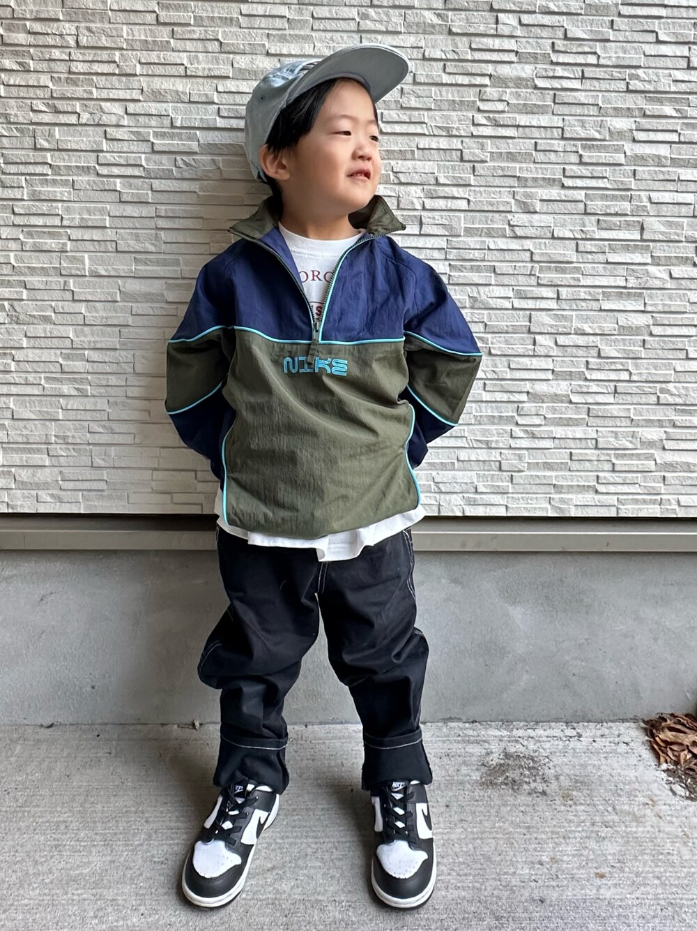 「キッズコーデ、男の子コーデ、キャップ、ハーフジップ、アノラック、オーバーサイズ、レイヤードスタイル、ストリート、NIKE」｜「LEGURUS STANDARDのロゴ刺繍ジェットキャップ（キャップ、ブルー系）」を使った、kotaroさん（キッズ・122cm）の冬コーディネートの1枚目の写真