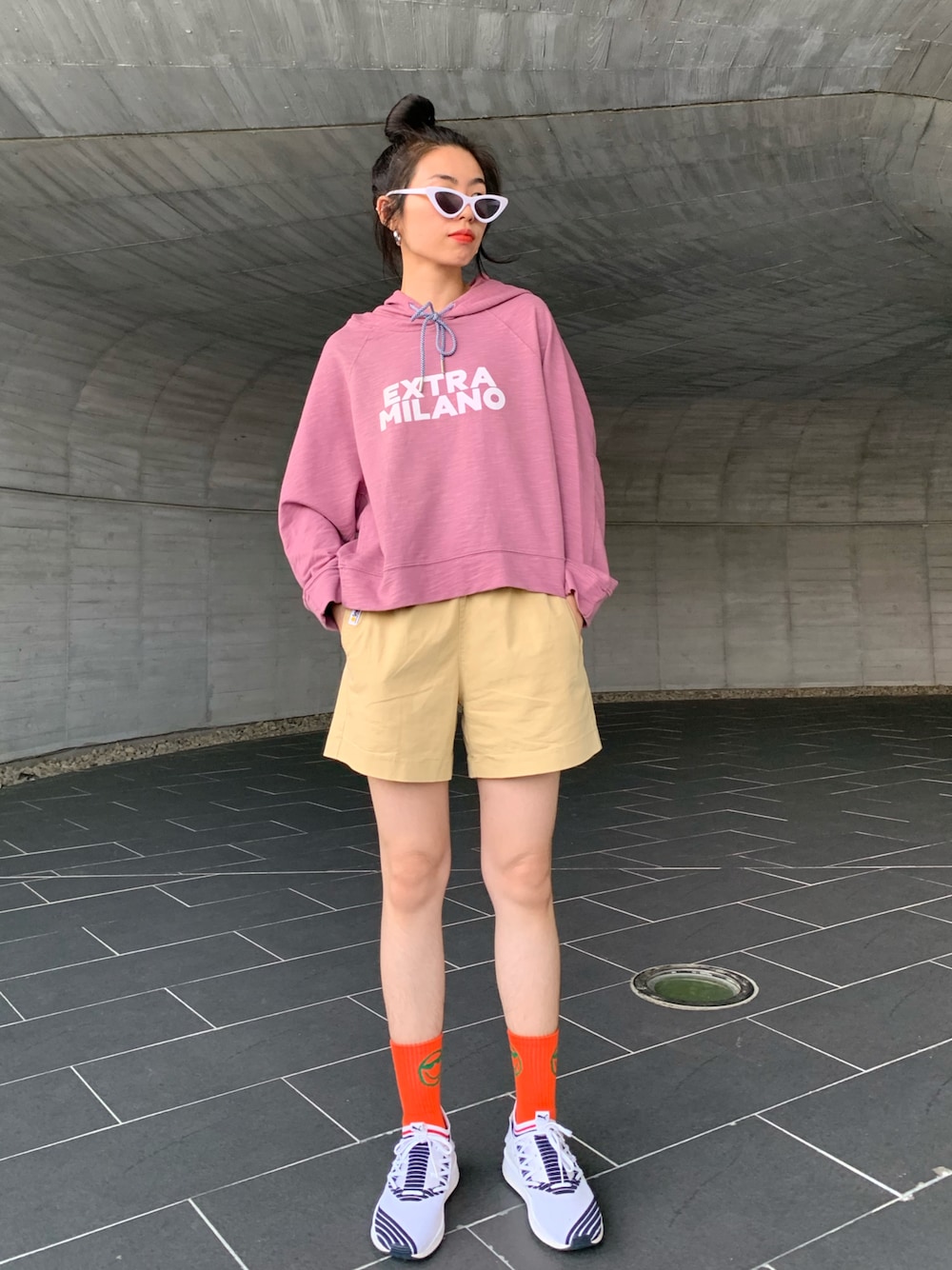 「girl、운동화、안경」｜「PUMAのアイテム（シューズ、ホワイト系）」を使った、SIA. 왕시아.  まさこ.さん（レディース・168cm）の春コーディネートの1枚目の写真