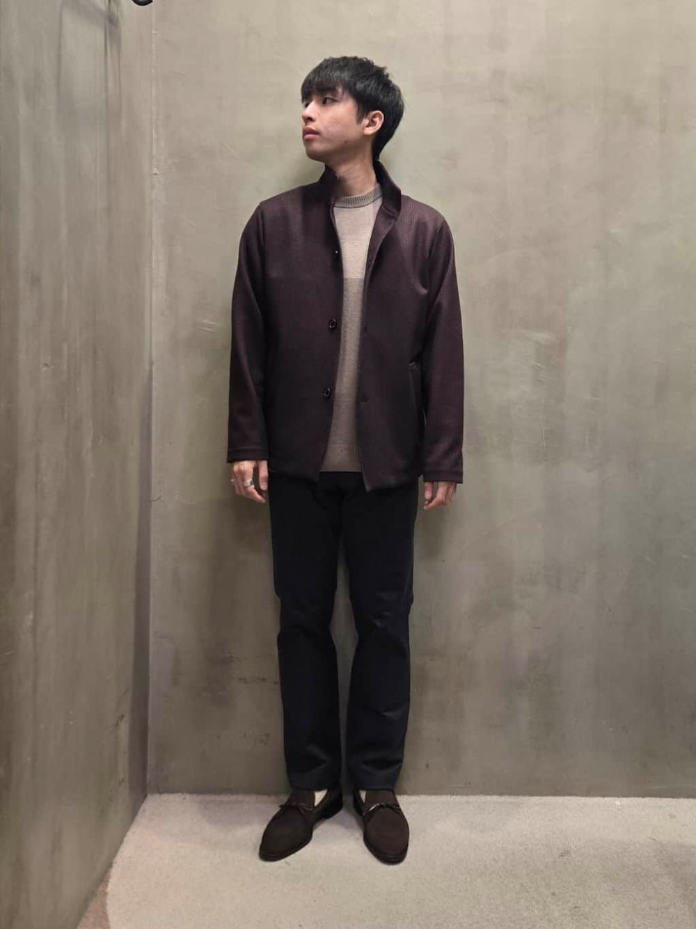 レッド系のブルゾン、グレー系のスラックスを着用したメンズの秋コーディネートの1枚目の写真