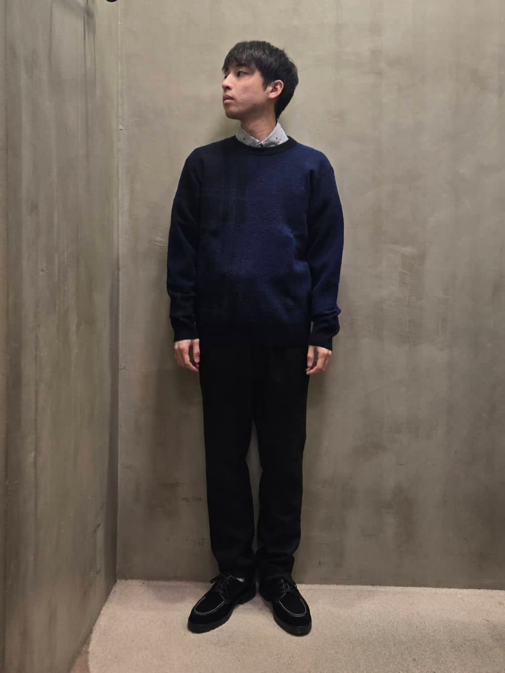 ブルー系のシャツ/ブラウスを着用したメンズの秋コーディネートの1枚目の写真