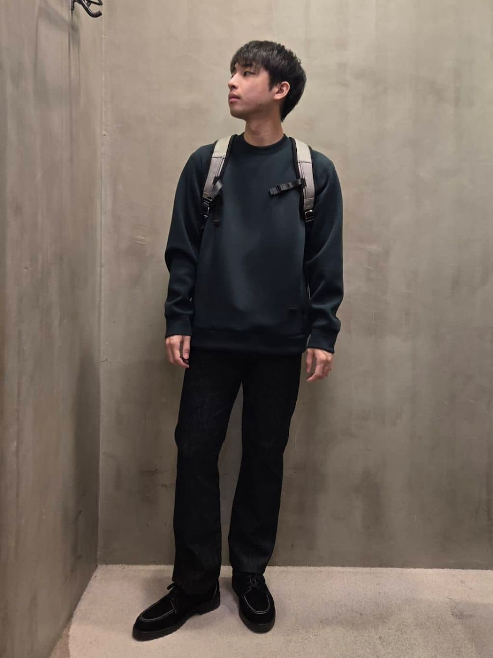 ブラック系のデニムパンツを着用したメンズの冬コーディネートの1枚目の写真
