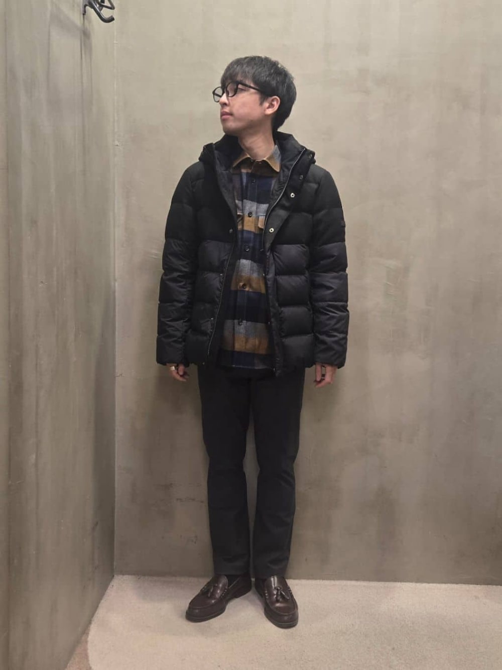 グレー系のスラックスを着用したメンズの秋コーディネートの1枚目の写真
