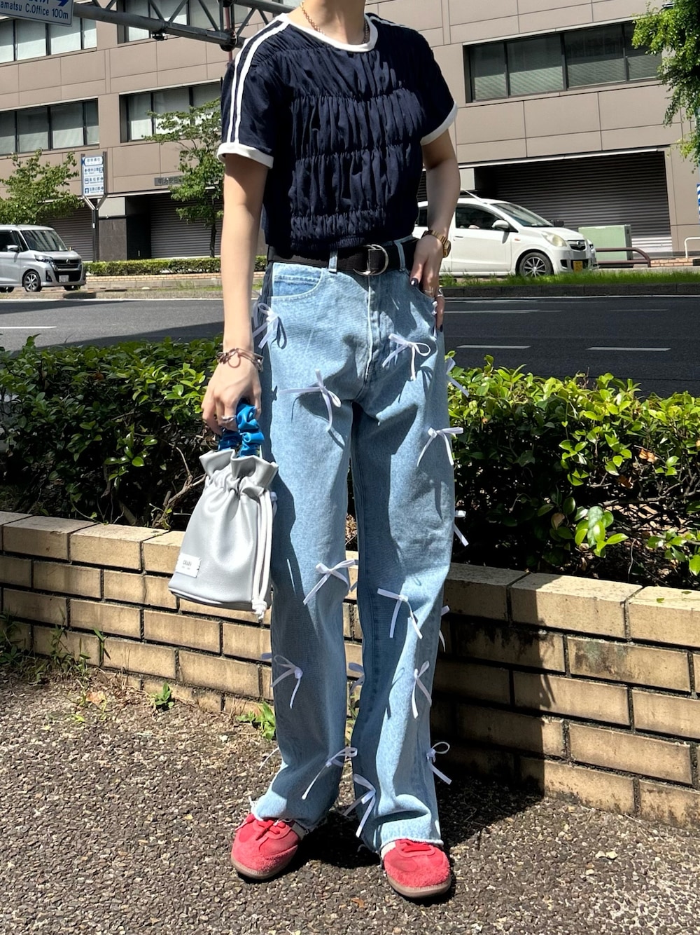 「ciaopanic、デニム、夏コーデ、スニーカー、大人カジュアル」｜「CIAOPANICの【5/31(金)12:00～販売開始】【HELLO.SANFRANCISCO/ハローサンフランシスコ】サテンリボンデニムパンツ（デニムパンツ、ブルー系）」を使った、田原美波さん（レディース・158cm）の夏コーディネートの1枚目の写真