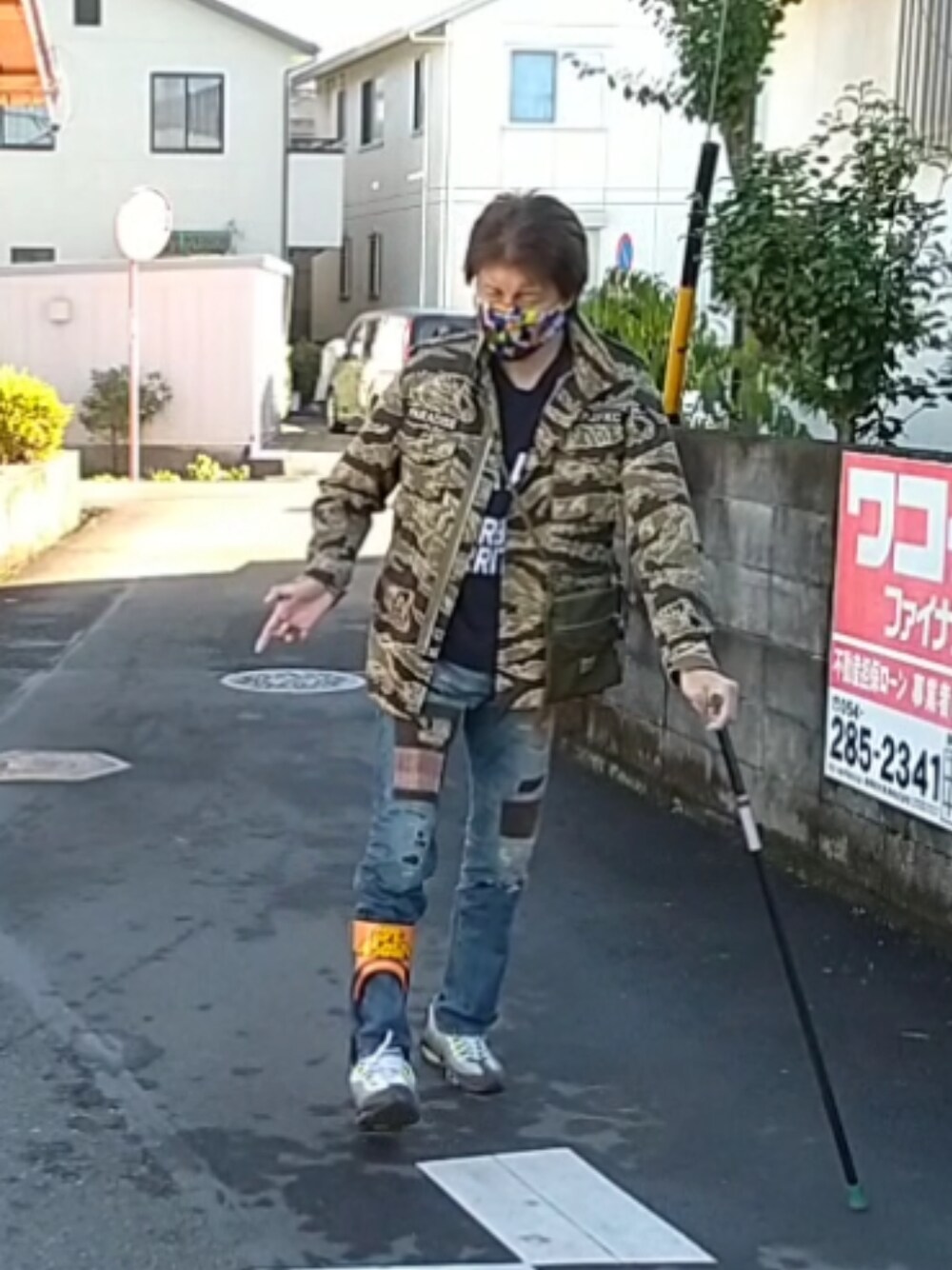 「ウォーキングスタイル」｜「A BATHING APEのアイテム（マスク、イエロー系）」を使った、🤘hiroyuki🤘さん（メンズ・181cm）の秋コーディネートの1枚目の写真