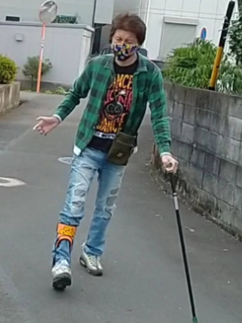 「ウォーキングスタイル」｜「A BATHING APEのアイテム（マスク、イエロー系）」を使った、🤘hiroyuki🤘さん（メンズ・181cm）の秋コーディネートの1枚目の写真