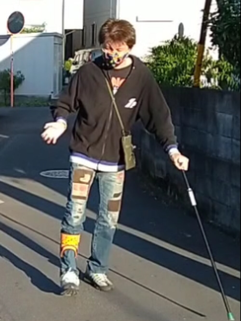 「ウォーキングスタイル」｜「A BATHING APEのアイテム（マスク、イエロー系）」を使った、🤘hiroyuki🤘さん（メンズ・181cm）の秋コーディネートの1枚目の写真