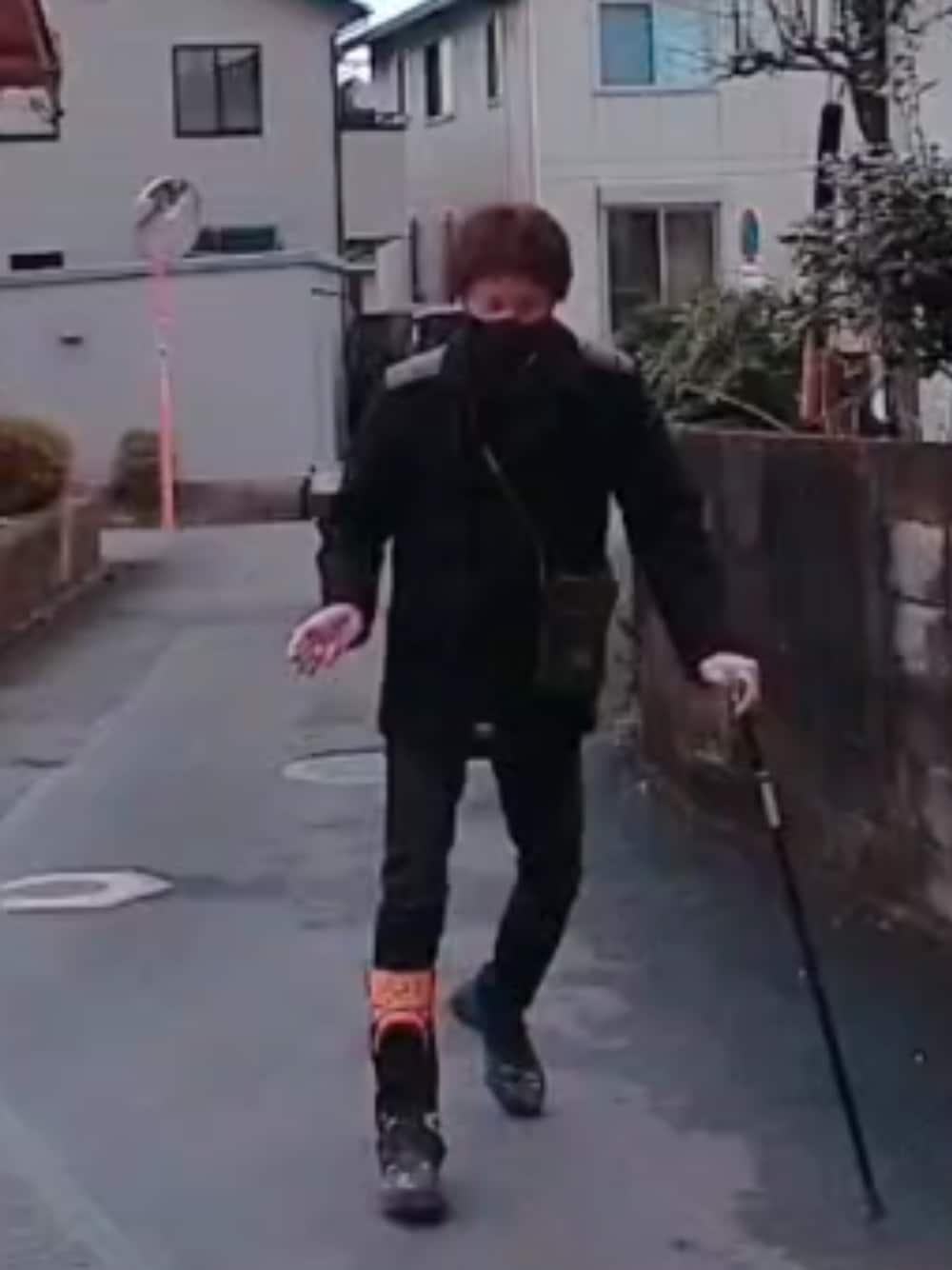 「ウォーキングスタイル」｜「NEIGHBORHOODのアイテム（マスク、ブルー系）」を使った、🤘hiroyuki🤘さん（メンズ・181cm）の春コーディネートの1枚目の写真