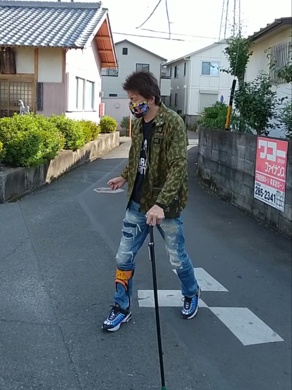 「ウォーキングスタイル」｜「A BATHING APEのアイテム（マスク、イエロー系）」を使った、🤘hiroyuki🤘さん（メンズ・181cm）の秋コーディネートの1枚目の写真